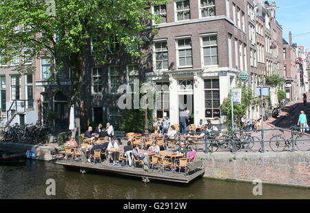 Menschen trinken auf Kanal Terrasse im Café ' t Smalle Drinken, Egelantiersgracht Kanal, Zentrum von Amsterdam, Jordaan-Viertel, Niederlande Stockfoto