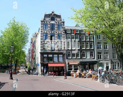 Café De Pieper (seit 1665) Om Ecke Prinsengracht & Leidsegracht Kanal. Personen auf Terrasse genießen die Frühlingssonne. Stockfoto