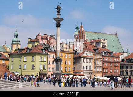 Menschen in Warschaus Altstadt Stockfoto