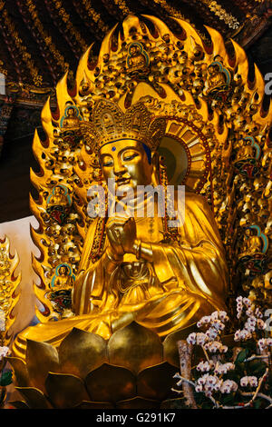 Religiöse Statue in Longhua Tempel, Shanghai - China. Longhua-Tempel ist ein buddhistischer Tempel der Maitreya Buddha gewidmet. Stockfoto