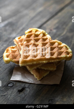 Hausgemachte Waffeln in Herzform in enger bis Stockfoto