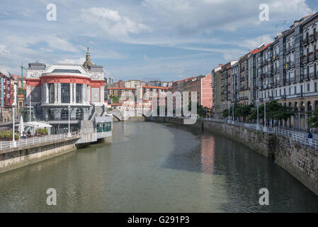 Nervion River und am Flussufer Markt, Casco Viejo, Bilbao, Spanien Stockfoto