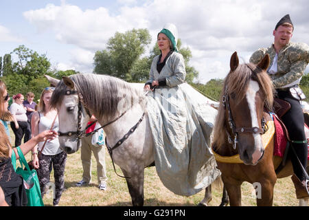 Tewkesbury, UK-17. Juli 2015: Herr & Lady Reiten sprechen vor Publikum am 17. Juli 2015 bei Tewkesbury Mittelalterfest Stockfoto