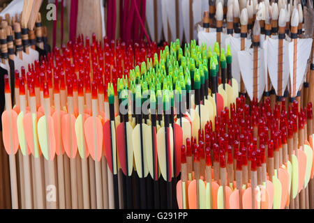 Tewkesbury, UK-17. Juli 2015: Pfeilspitzen in verschiedenen Größen & Farben für den Verkauf auf 17. Juli 2015 bei Tewkesbury Mittelalterfest Stockfoto