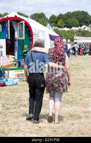 Tewkesbury, UK-17. Juli 2015: Reife Hippie paar Spaziergang Arm in Arm am 17. Juli 2015 bei Tewkesbury Mittelalterfest Stockfoto