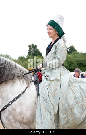 Tewkesbury, UK-17. Juli 2015: Lady auf dem Pferderücken in mittelalterlicher Tracht am 17. Juli 2015 bei Tewkesbury Mittelalterfest Stockfoto