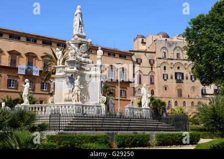 Teatro Marmoreo Brunnen mit Palazzo dei Normanni in Hintergrund, Piazza della Vittoria, Palermo, Sizilien, Italien Stockfoto