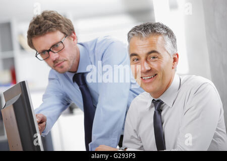 Zwei Geschäftsleute in Sitzung im Büro Stockfoto