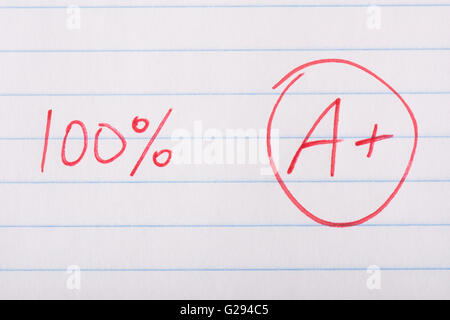 Ein plus (A +) Klasse mit 100 Prozent in roten Stift auf Papier Notebook geschrieben. Stockfoto