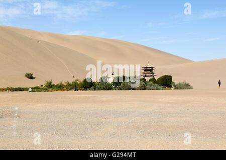 Tempel und Pagoden an Crescent Moon Lake in der Wüste Gobi. Stockfoto