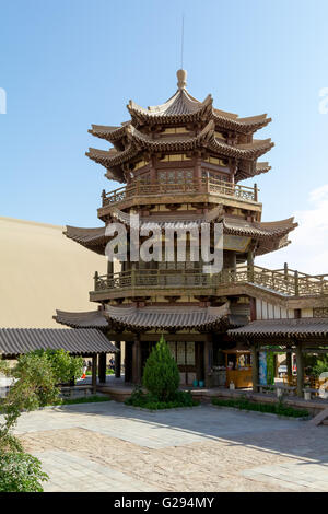 Tempel und Pagoden an Crescent Moon Lake in der Wüste Gobi. Stockfoto