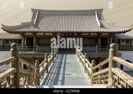 Tempel und Pagoden an Crescent Moon Lake in der Wüste Gobi. Stockfoto