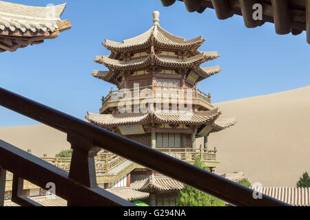 Tempel und Pagoden an Crescent Moon Lake in der Wüste Gobi. Stockfoto