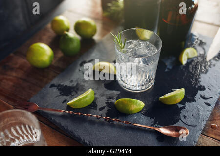 Nahaufnahme von frisch gemachte cocktail Drink mit Zitronenscheiben und Löffel auf dem Brett. Stockfoto