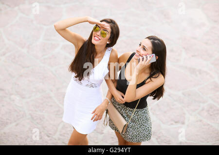 Zwei junge Frauen auf der Straße Stockfoto