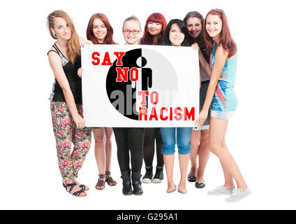 Sagen Sie Nein zu Rassismus Text schrieb Illustration Konzept auf große weiße Karte halten von Teen Girls Stockfoto