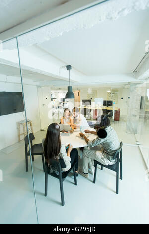 Geschäftsleute, die gemeinsam im modernen Büro Stockfoto
