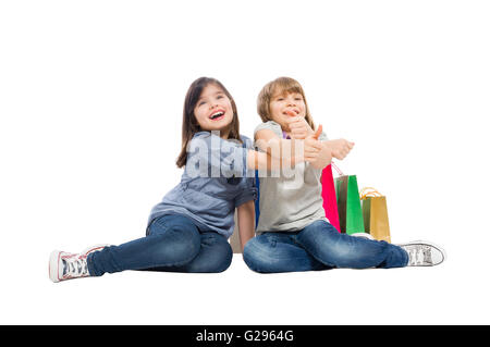 Einkaufen Schwestern spielen isolierten auf weißen Hintergrund Stockfoto