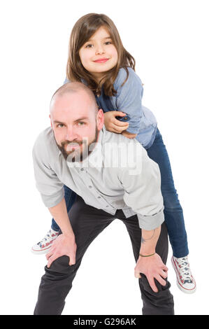 Vater und Tochter spielen Huckepack. Glückliche Familien-Konzept auf weißem Hintergrund Stockfoto