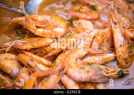 Nahaufnahme auf würzige Suppe mit Garnelen Stockfoto