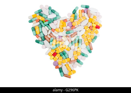 Herzform gemacht von Pillen, die isoliert auf weißen Tisch Stockfoto