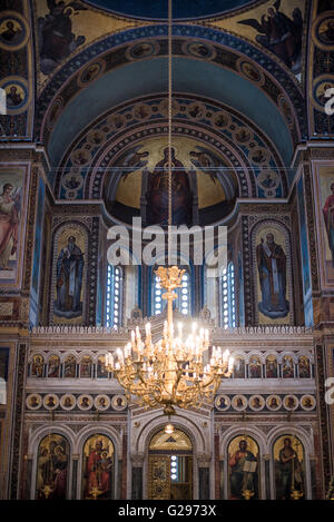Metropolitan Cathedral Interior Athens Greece // ATHEN, Griechenland — 1862 die Metropolitan Cathedral of Athen (auch bekannt als Metropolitan Cathedral of the Verkündigung) ist die Kathedrale des Erzbistums Athen und ganz Griechenland. Es befindet sich auf einem Platz unweit von Monastiraki und der antiken Agora. Stockfoto