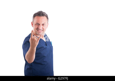 Jung und cool Arzt, Rock Teufel Hörner Geste oder Symbol auf weißem Hintergrund Stockfoto