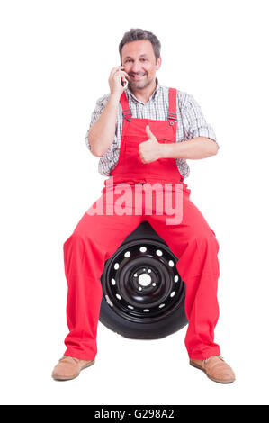 Mechaniker, am Telefon zu sprechen und zeigt wie. Auto Service oder Reifen Vulkanisation Unternehmen kontaktieren Stockfoto