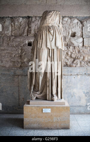 ATHEN, Griechenland - Kultstatue von Apollo Patroos. Jahrhundert v. Chr.. Arbeit von Euphranor. Gefunden in der Nähe des Tempels von Apollo. Die STOA von Attalos ist eine aus den 1950er Jahren stammende Erholung eines langen Pavillons, der ursprünglich um 150 v. Chr. errichtet wurde. Es war Teil der alten Agora (Markt). Es beherbergt heute das Museum der antiken Agora, das Lehm-, Bronze- und Glasobjekte, Skulpturen, Münzen und Aufschriften aus dem 7. Bis 5. Jahrhundert v. Chr. sowie Töpferwaren der Zeit der byzantinische Zeit und der türkischen Eroberung umfasst. Stockfoto