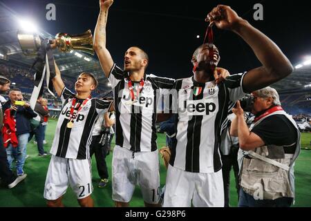 Roma, Italien. 21. Mai 2016. (L-R) Paulo Dybara, Leonardo Bonucci, Paul Pogba (Juventus) Fußball: Dybala, Bonucci und Pogba feiern nach siegreiche Italien TIM-Cup Endspiel zwischen AC Mailand 0-1 Juventus FC im Stadio Olimpico di Roma in Rom, Italien. © Mutsu Kawamori/AFLO/Alamy Live-Nachrichten Stockfoto