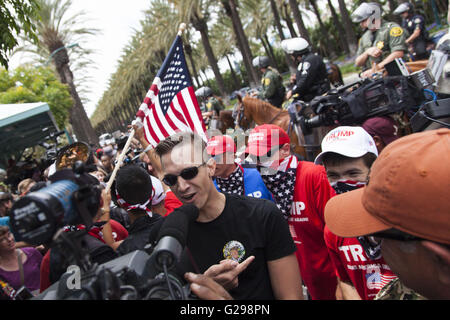 Anaheim, Kalifornien, USA. 25. Mai 2016. Demonstranten Zusammenstoß mit Polizisten und Fans nach einer Kundgebung von 2016 republikanische Präsidentschaftskandidat Donald Trump in Anaheim, Kalifornien statt. Mehrere Festnahmen erfolgten. Bildnachweis: Mariel Calloway/ZUMA Draht/Alamy Live-Nachrichten Stockfoto