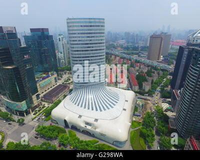 Shanghai, Shanghai, CHN. 25. Mai 2016. Shanghai, China - 23. Mai 2016: (Nur zur redaktionellen Verwendung. CHINA aus) Shangjia Center, ein Boot-förmigen Gebäude in Shanghai ist beliebt im Internet. © SIPA Asien/ZUMA Draht/Alamy Live-Nachrichten Stockfoto