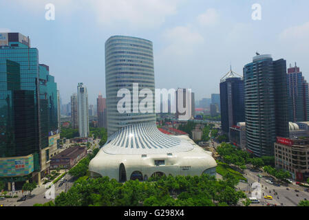 Shanghai, Shanghai, CHN. 25. Mai 2016. Shanghai, China - 23. Mai 2016: (Nur zur redaktionellen Verwendung. CHINA aus) Shangjia Center, ein Boot-förmigen Gebäude in Shanghai ist beliebt im Internet. © SIPA Asien/ZUMA Draht/Alamy Live-Nachrichten Stockfoto