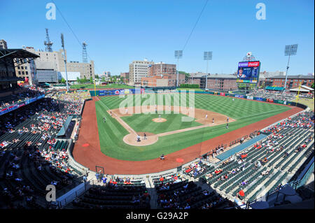 Memphis, TN, USA. 22. Mai 2016. Die Memphis Redbirds und Fresno Grizzlies spielen während der zweiten Inning MiLB Baseball Spiel im AutoZone Park in Memphis, Memphis TN. 8: 1 gewonnen. Austin McAfee/CSM/Alamy Live-Nachrichten Stockfoto