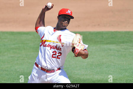Memphis, TN, USA. 22. Mai 2016. Memphis Krug, die Alex Reyes einen Stellplatz beim zweiten Inning von einem MiLB Baseball-Spiel zwischen den Round Rock Express und Memphis Redbirds im AutoZone Park in Memphis liefert, Memphis TN. 8: 1 gewonnen. Austin McAfee/CSM/Alamy Live-Nachrichten Stockfoto