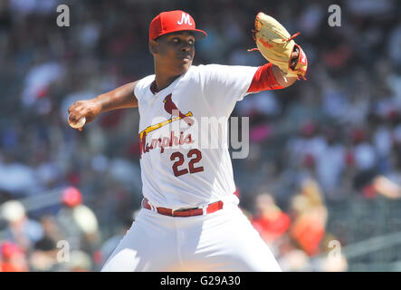 Memphis, TN, USA. 22. Mai 2016. Memphis Krug, die Alex Reyes einen Platz beim vierten Inning von einem MiLB Baseball-Spiel zwischen den Round Rock Express und Memphis Redbirds im AutoZone Park in Memphis liefert, Memphis TN. 8: 1 gewonnen. Austin McAfee/CSM/Alamy Live-Nachrichten Stockfoto
