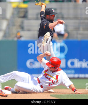 Memphis, TN, USA. 22. Mai 2016. Fresno zweiter Basisspieler Nolan Fontana (oben) versucht zu vermeiden, Memphis Läufer Patrick Wisdom (unten) ein Abgleiten in die zweite Base während des vierten Innings MiLB Baseball Spiel zwischen den runden Rock Express und Memphis Redbirds im AutoZone Park in Memphis, TN-Memphis gewann 8: 1. Austin McAfee/CSM/Alamy Live-Nachrichten Stockfoto