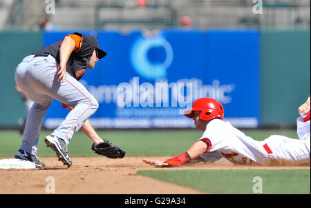 Memphis, TN, USA. 22. Mai 2016. Fresno zweiter Basisspieler Danny Worth (links) Versuche, Memphis Läufer Matt Williams (rechts) während der fünften Inning eine MiLB Baseball-Spiel zwischen den runden Rock Express und Memphis Redbirds im AutoZone Park in Memphis, TN-Memphis gewann 8: 1 tag. Austin McAfee/CSM/Alamy Live-Nachrichten Stockfoto