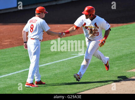 Memphis, TN, USA. 22. Mai 2016. Memphis-Manager Mike Shildt (8) gratuliert erster Basisspieler Jonathan Rodriguez (29), wie er Dritten Base rundet nach der Kollision mit einem Homerun während der Seventhinning von einem MiLB Baseball-Spiel zwischen den Round Rock Express und Memphis Redbirds im AutoZone Park in Memphis, Memphis TN. 8: 1 gewonnen. Austin McAfee/CSM/Alamy Live-Nachrichten Stockfoto