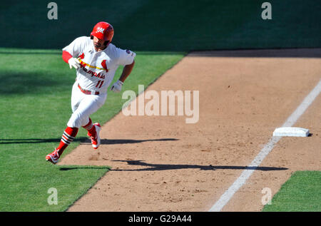 Memphis, TN, USA. 22. Mai 2016. Memphis Infielder Dean Anna runden dritten Base während der achten Inning eine MiLB Baseball-Spiel zwischen den runden Rock Express und Memphis Redbirds im AutoZone Park in Memphis, TN-Memphis gewann 8: 1. Austin McAfee/CSM/Alamy Live-Nachrichten Stockfoto