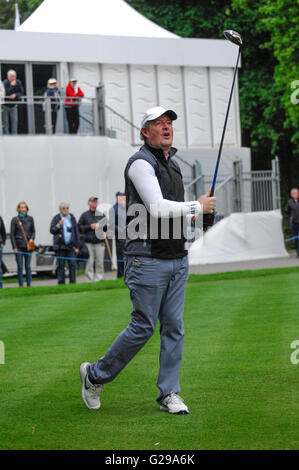 Wentworth, Surrey, UK. 25. Mai 2016. Piers Morgan beteiligt sich an der BMW pro-am im Wentworth Golf Club in Surrey statt. Bildnachweis: Bigred/Alamy Live-Nachrichten Stockfoto