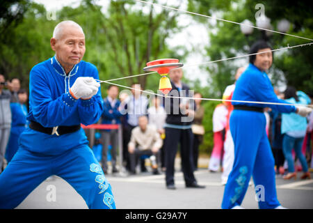 Taiyuan, China Shanxi Provinz. 25. Mai 2016. Ein Diabolo-Liebhaber spielt Diabolo in Taiyuan, Hauptstadt der Provinz Nord-China Shanxi, 25. Mai 2016. Das Diabolo, auch genannt das chinesische YoYo ist anspruchsvoll und unterhaltsam Geschick Spielzeug oft von älteren Chinesen gespielt. © Zhao Juan/Xinhua/Alamy Live-Nachrichten Stockfoto