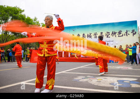 Taiyuan, China Shanxi Provinz. 25. Mai 2016. Ein Diabolo-Liebhaber spielt Diabolo in Taiyuan, Hauptstadt der Provinz Nord-China Shanxi, 25. Mai 2016. Das Diabolo, auch genannt das chinesische YoYo ist anspruchsvoll und unterhaltsam Geschick Spielzeug oft von älteren Chinesen gespielt. © Zhao Juan/Xinhua/Alamy Live-Nachrichten Stockfoto