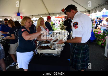 New York City, USA. 25. Mai 2016. FDNY Smaragd Bandmitglied ruft BBQ überzogen. Der 28. jährliche NYC Fleet Week brachte U.S. Marine & Küstenwache Schiffe zum Brooklyn Ferry Terminal in Red Hook, wo Segler, Wache & Marines mit Unterhaltung, Auszeichnungen & herzhaften Bbq Bleche begrüßt wurden. Bildnachweis: Andy Katz/Pacific Press/Alamy Live-Nachrichten Stockfoto