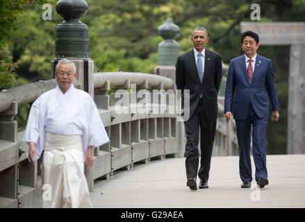 Ise-Shima, Japan. 26. Mai 2016. US-Präsident Barack Obama (l) und Japans Premierminister Shinzo Abe Ankunft im Garten der Ise-Schrein in Ise-Shima, Japan, 26. Mai 2016. Die Staats-und Regierungschefs der G7-Staat treffen sich in Ise-Shima zu einem Gipfel. Foto: MICHAEL KAPPELER/Dpa/Alamy Live News Stockfoto