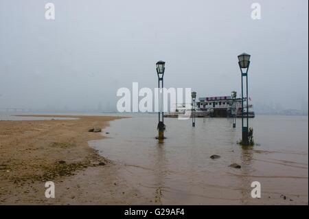 Der chinesischen Nanchang, Jiangxi Provinz. 26. Mai 2016. Eine Mole ist am Fluss Ganjiang, ein wichtiger Zweig des Yangtze-Flusses in Nanchang, Hauptstadt der Osten Chinas Jiangxi Provinz, 26. Mai 2016 getaucht. China gewarnt von schweren Überschwemmungen nach vielen südliche und östliche Provinzen einige der schlimmsten Stürme in Jahrzehnten erlebt. Die Flüsse Jangtse, Huaihe und Xijiang möglicherweise "ganz große" Überschwemmungen in diesem Jahr aufgrund der ungewöhnlich starken Regen, je nach Zustand Hochwasserschutz und Dürre Relief Hauptquartier in einer Erklärung angezeigt. Bildnachweis: Hu Chenhuan/Xinhua/Alamy Live-Nachrichten Stockfoto