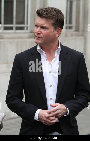 London, UK. 25. Mai 2016. US-Botschafter in Großbritannien Matthew Barzun Leaing der BBC und fuhr fort, gelieferten Keynote-Vortrag an der University of Oxford (Großbritanniens besondere Beziehung eine "dauerhafte Liebesgeschichte", sagt US-Botschafter sagte er Barack Obama bedeutete nichts "Bestrafung" durch Großbritannien Handelsgespräche Warnung Präsident sagte UK wäre Rückseite der Warteschlange mit USA wenn Großbritannien linken EU Matthew Barzun auch Großbritanniens besondere Beziehung gesagt wurde "langlebig Liebesgeschichte" Credit : Live-Nachrichten JACK LUDLAM/Alamy Stockfoto