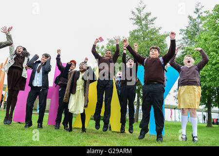 Hay on Wye, Wales, UK. 26. Mai 2016.  Der Eröffnungstag der Hay Festival 2016 und Schüler St. Teresa, Nottingham, viel Spaß mit dem riesigen Heu-Zeichen auf dem Festivalgelände Foto Credit: Keith Morris/Alamy Live-Nachrichten Stockfoto