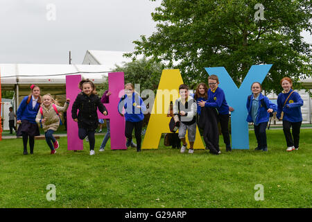 Hay on Wye, Wales, UK. 26. Mai 2016.  Der Eröffnungstag der Hay Festival 2016 und der Schülerinnen und Schüler aus Schulen viel Spaß mit dem riesigen Heu-Zeichen auf dem Festivalgelände Foto Credit: Keith Morris/Alamy Live-Nachrichten Stockfoto