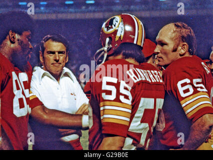 Washington, District Of Columbia, USA. 22. Sep, 1974. Washington Redskins head Coach und general Manager George Allen Gesprächen Strategie mit Mitgliedern seines Teams an der Seitenlinie während des Spiels gegen die St. Louis Cardinals im RFK Stadium in Washington, DC am 22. September 1974. Die Kardinäle gewann das Spiel 17-10. Von links nach rechts: linke Linebacker Dave Robinson (89), Trainer Allen rechten Linebacker Chris Hanburger (55) und Offensive guard Fred Sturt (65). Bildnachweis: Arnie Sachs/CNP © Arnie Sachs/CNP/ZUMA Draht/Alamy Live-Nachrichten Stockfoto